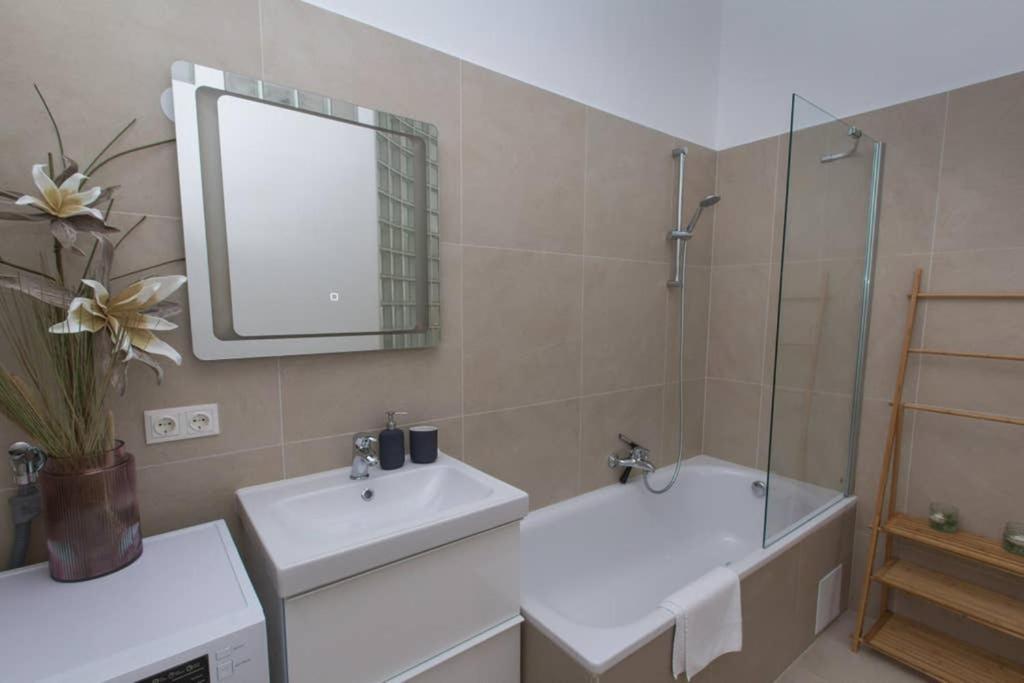 Urban Jungle Apartment Wina Bagian luar foto